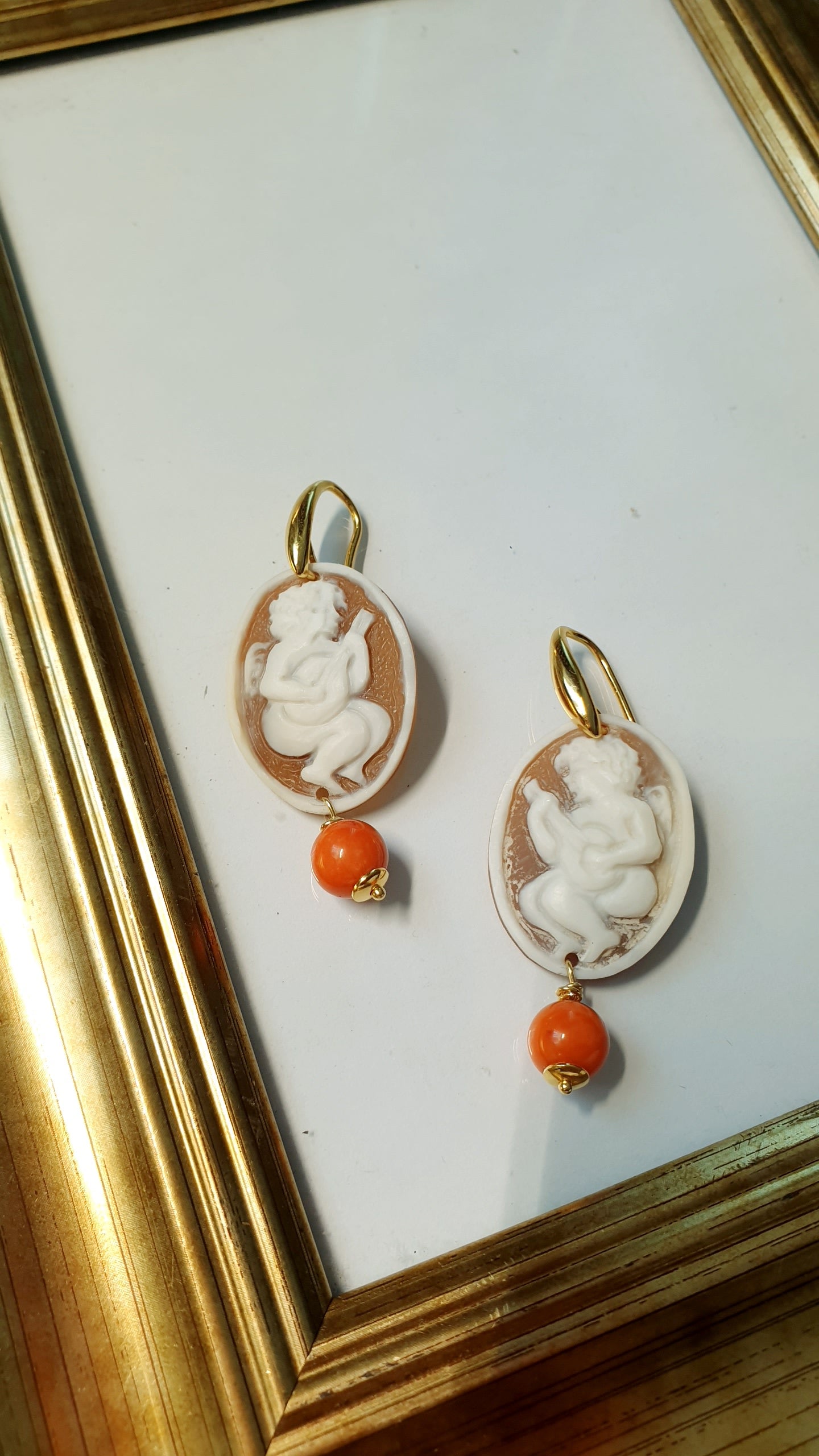 Orecchini in argento con cammei angeli e corallo