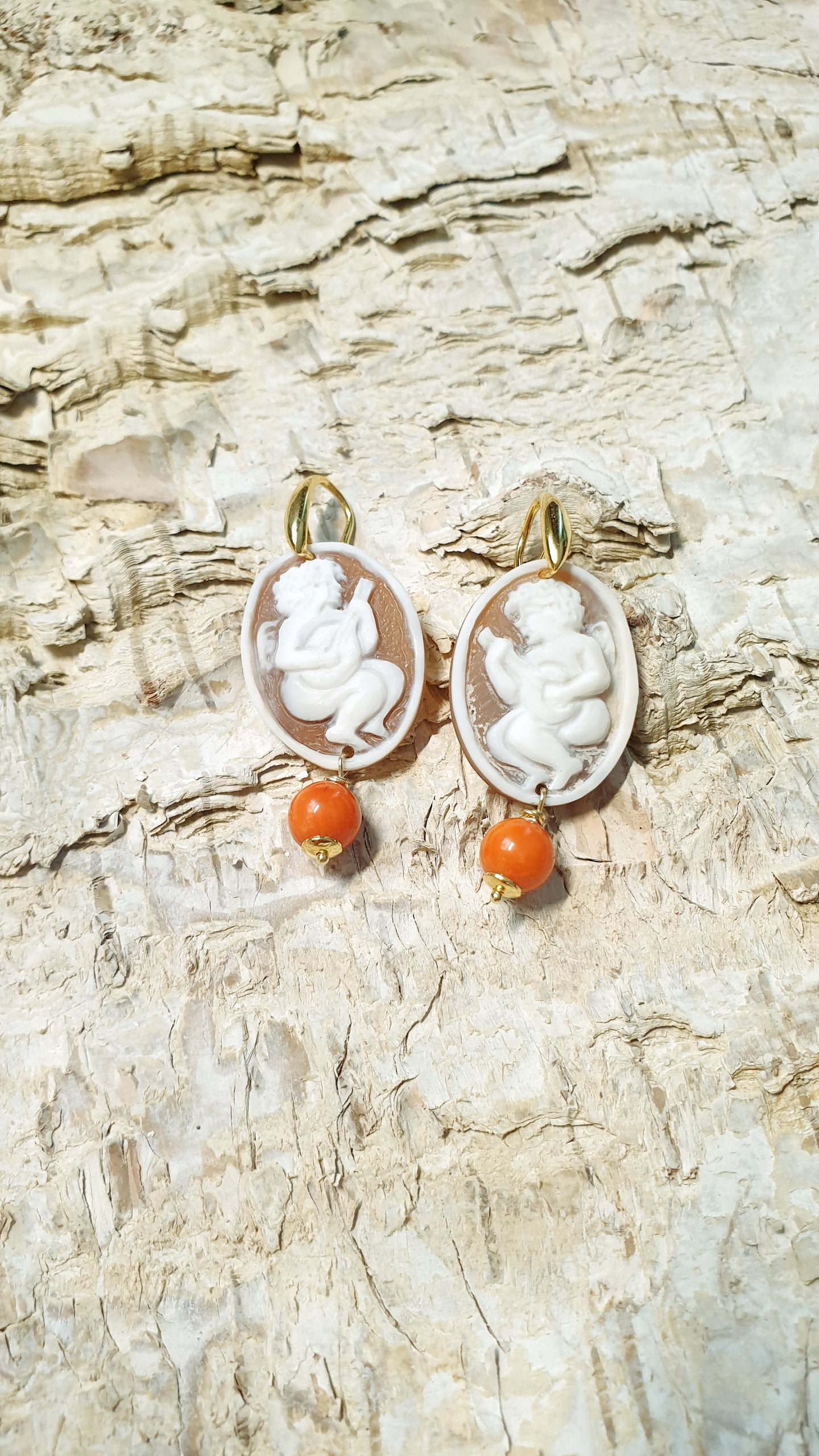 Orecchini in argento con cammei angeli e corallo