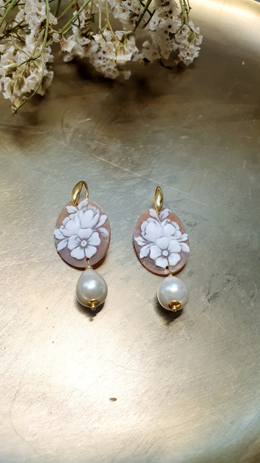Orecchini in argento con cammei e perle di Maiorca