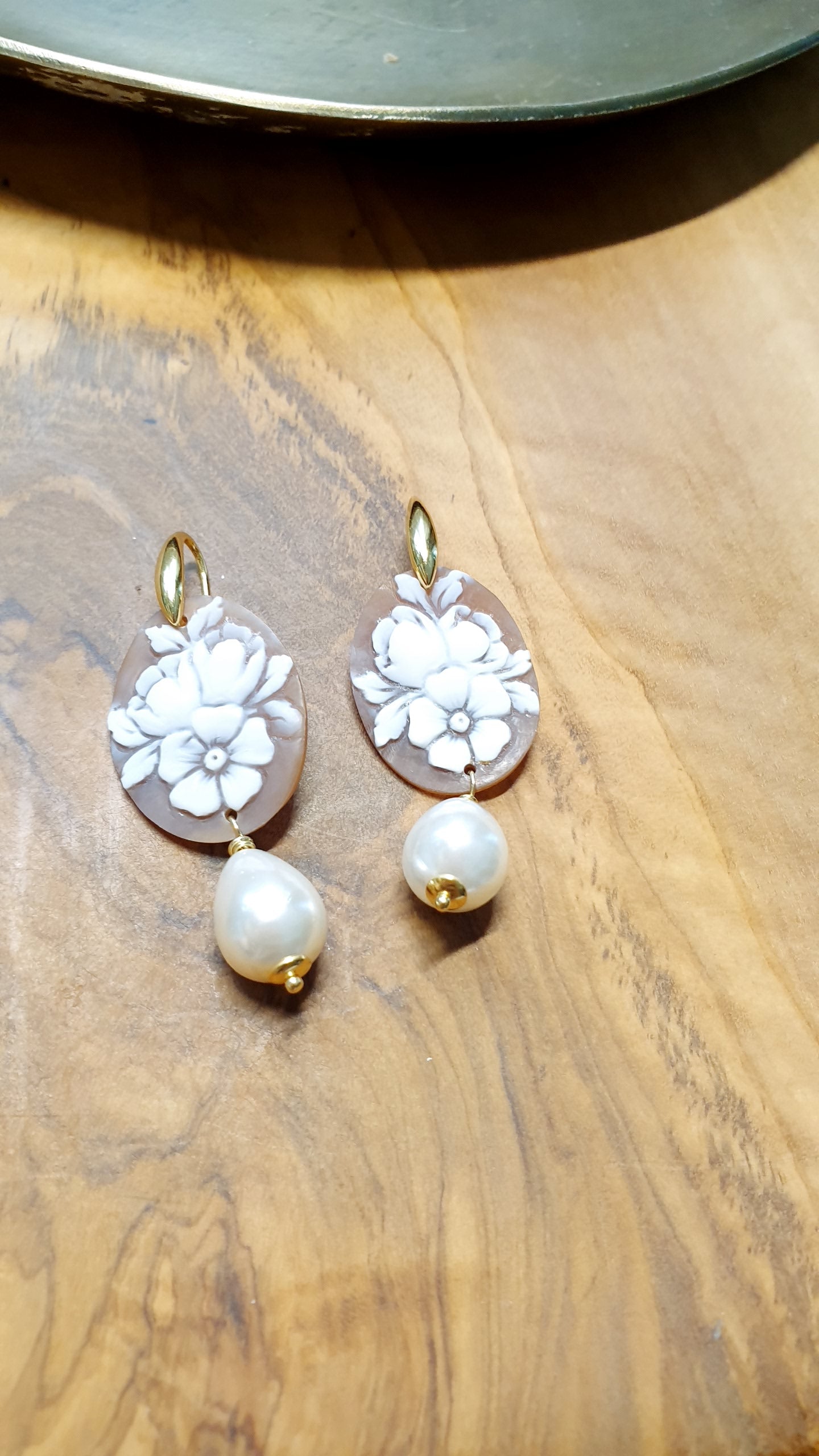 Orecchini in argento con cammei e perle di Maiorca