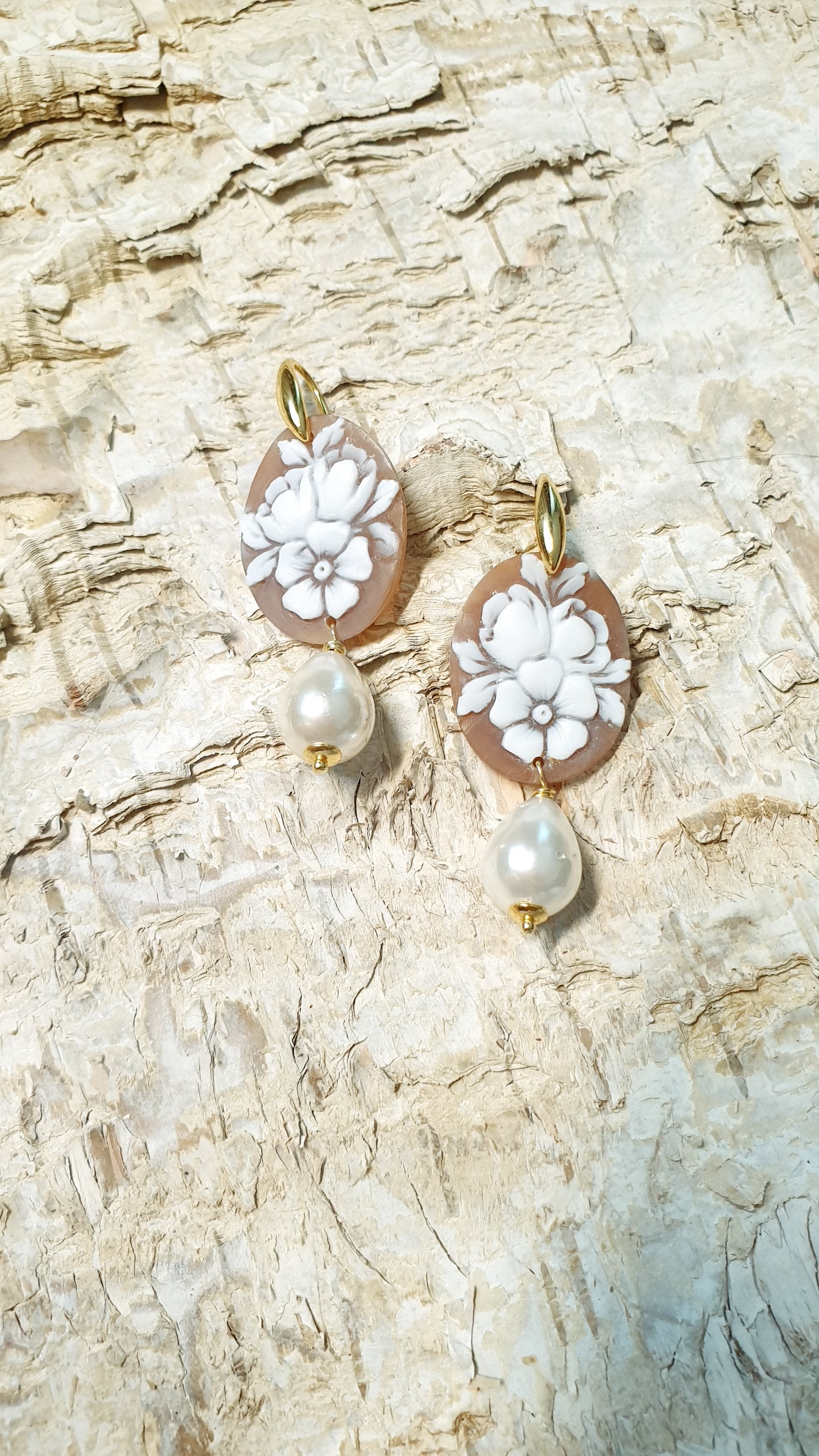 Orecchini in argento con cammei e perle di Maiorca
