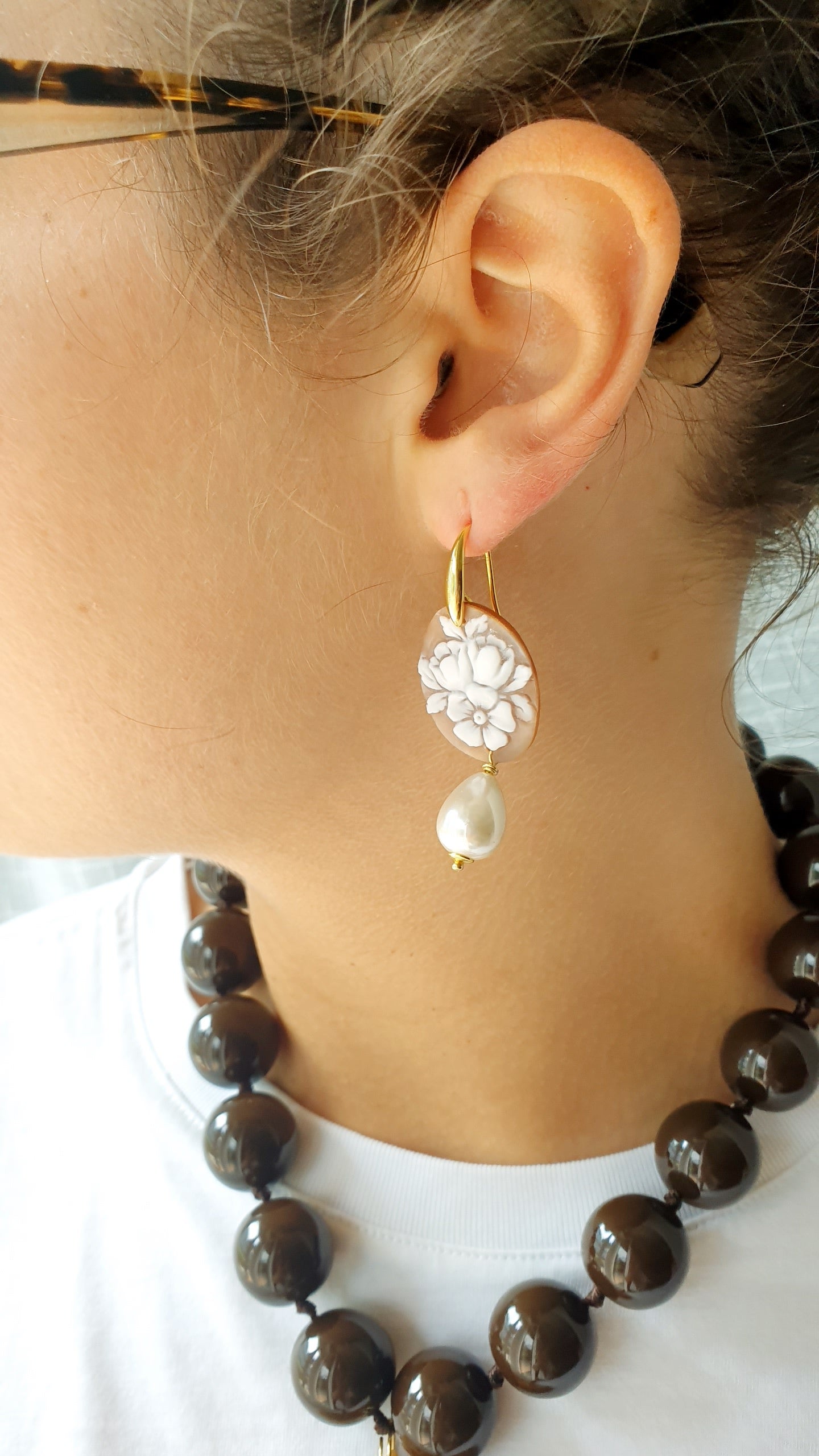 Orecchini in argento con cammei e perle di Maiorca