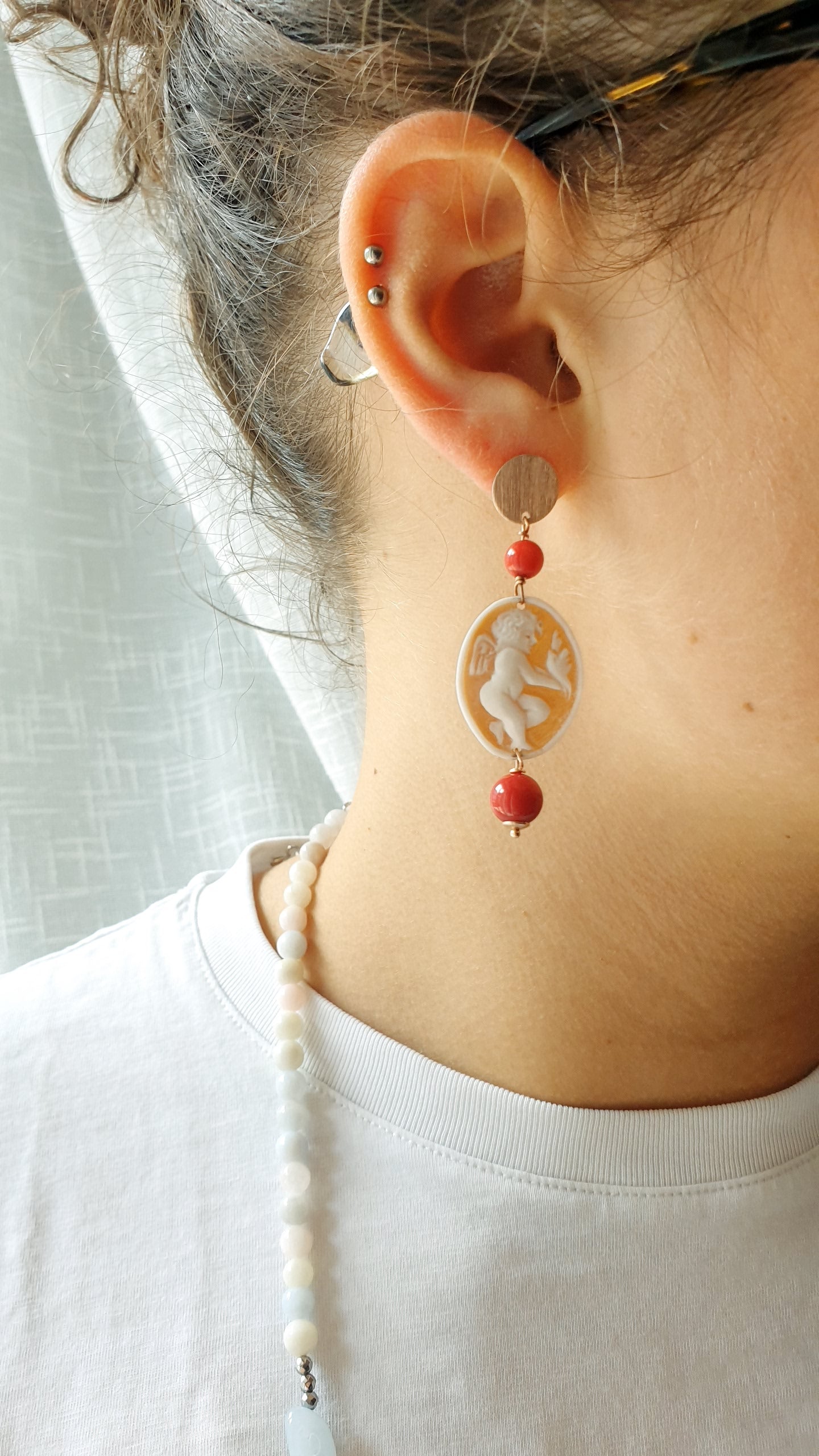 Orecchini in argento con cammei angeli e corallo