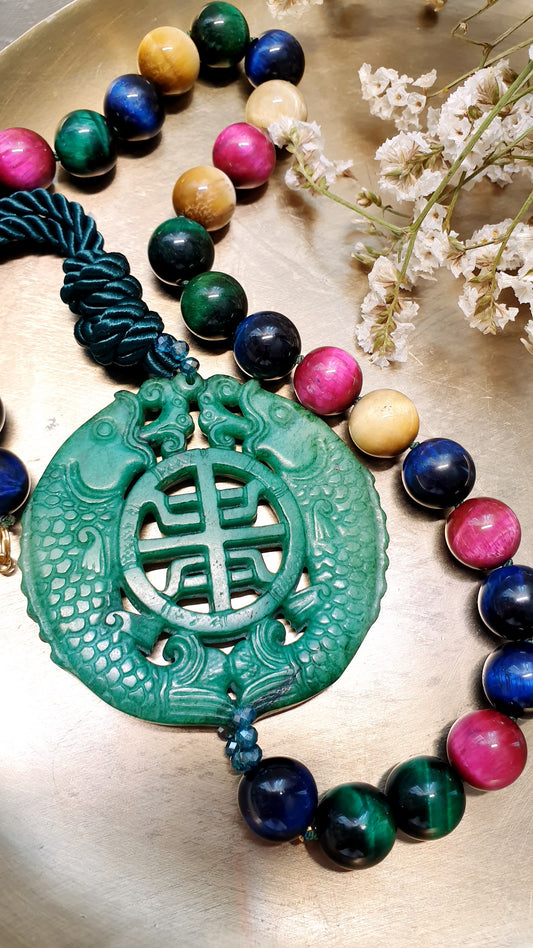 Collana lunga con occhio di gatto e giada