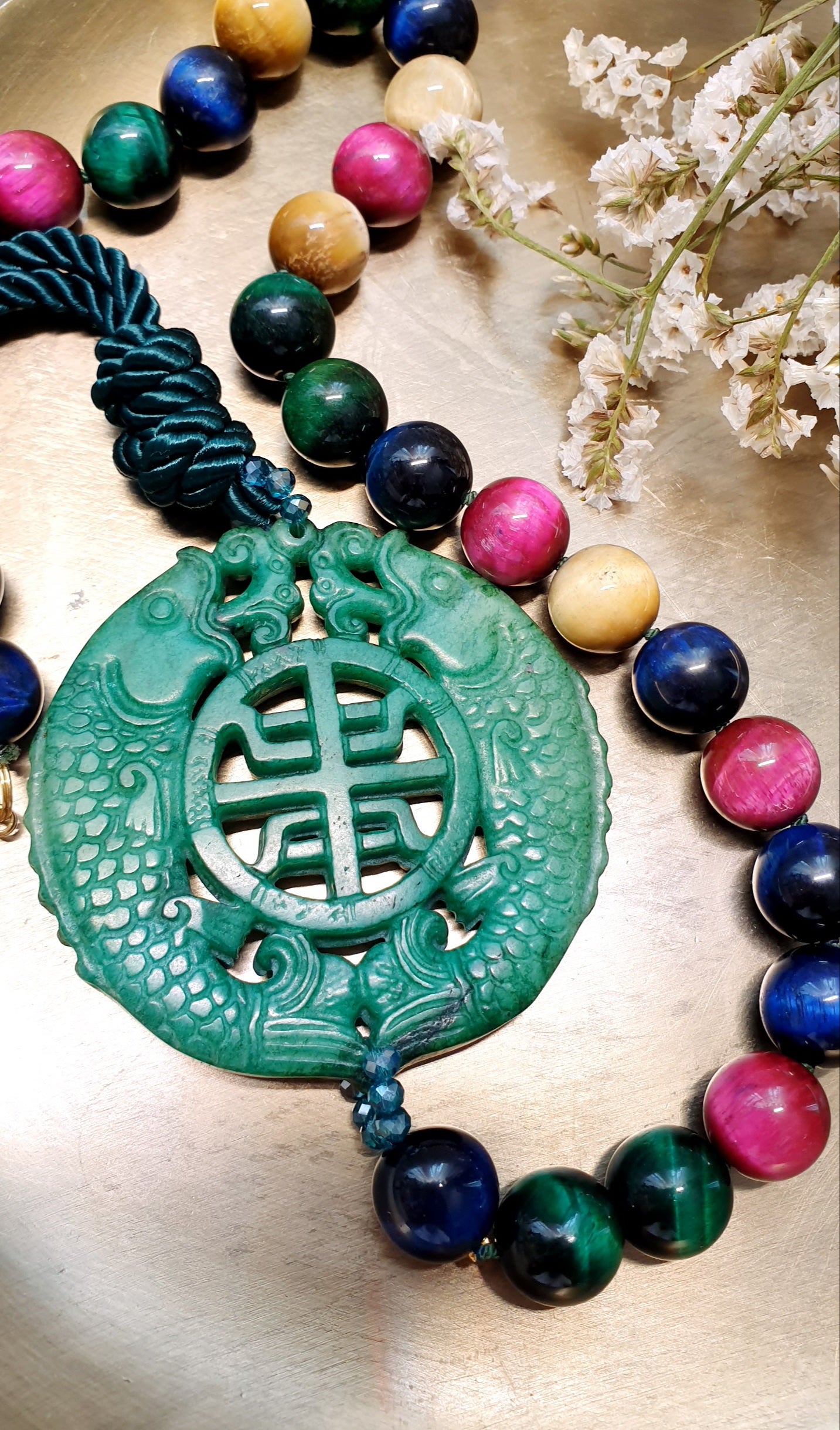 Collana lunga con occhio di gatto e giada
