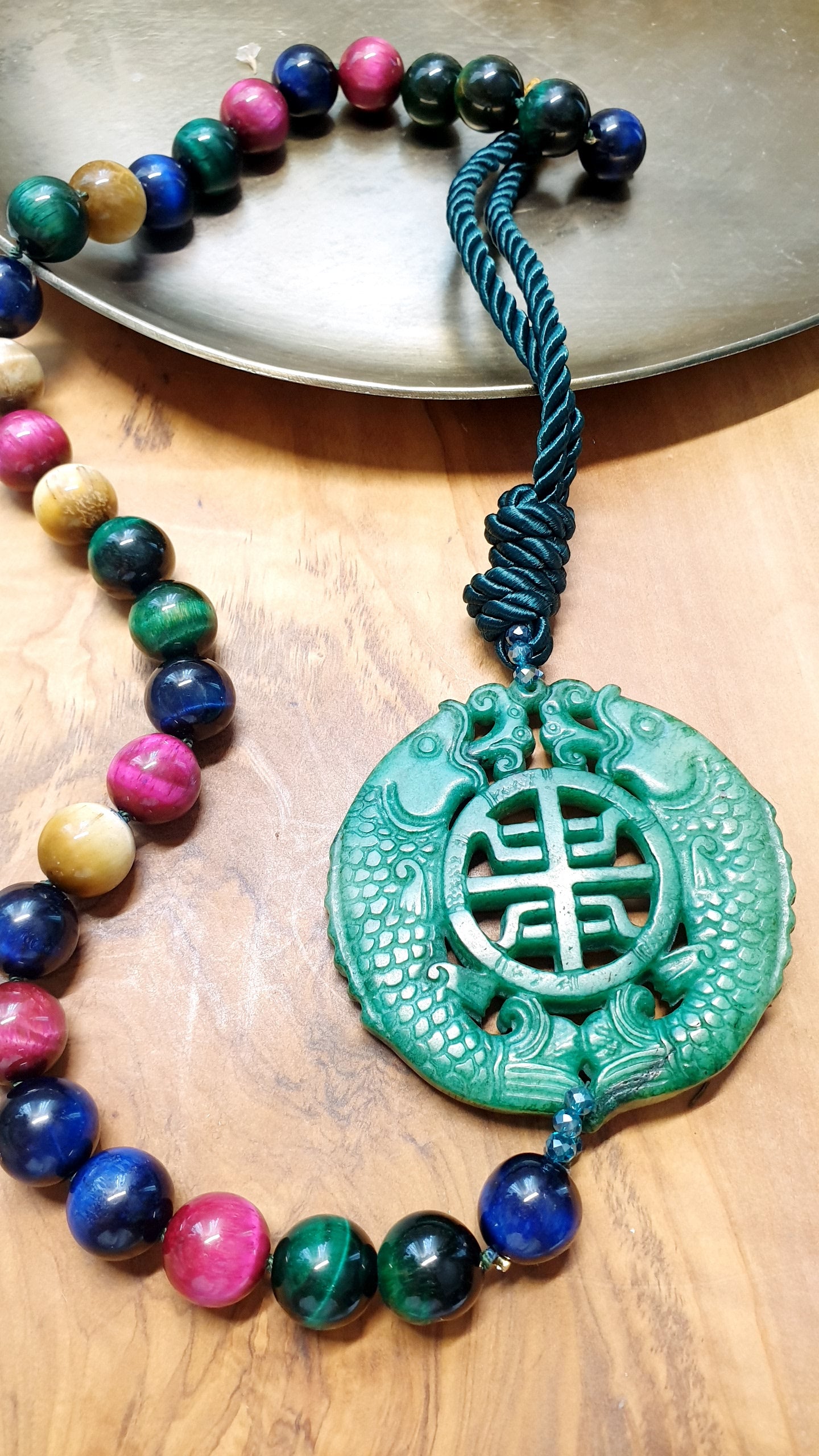 Collana lunga con occhio di gatto e giada