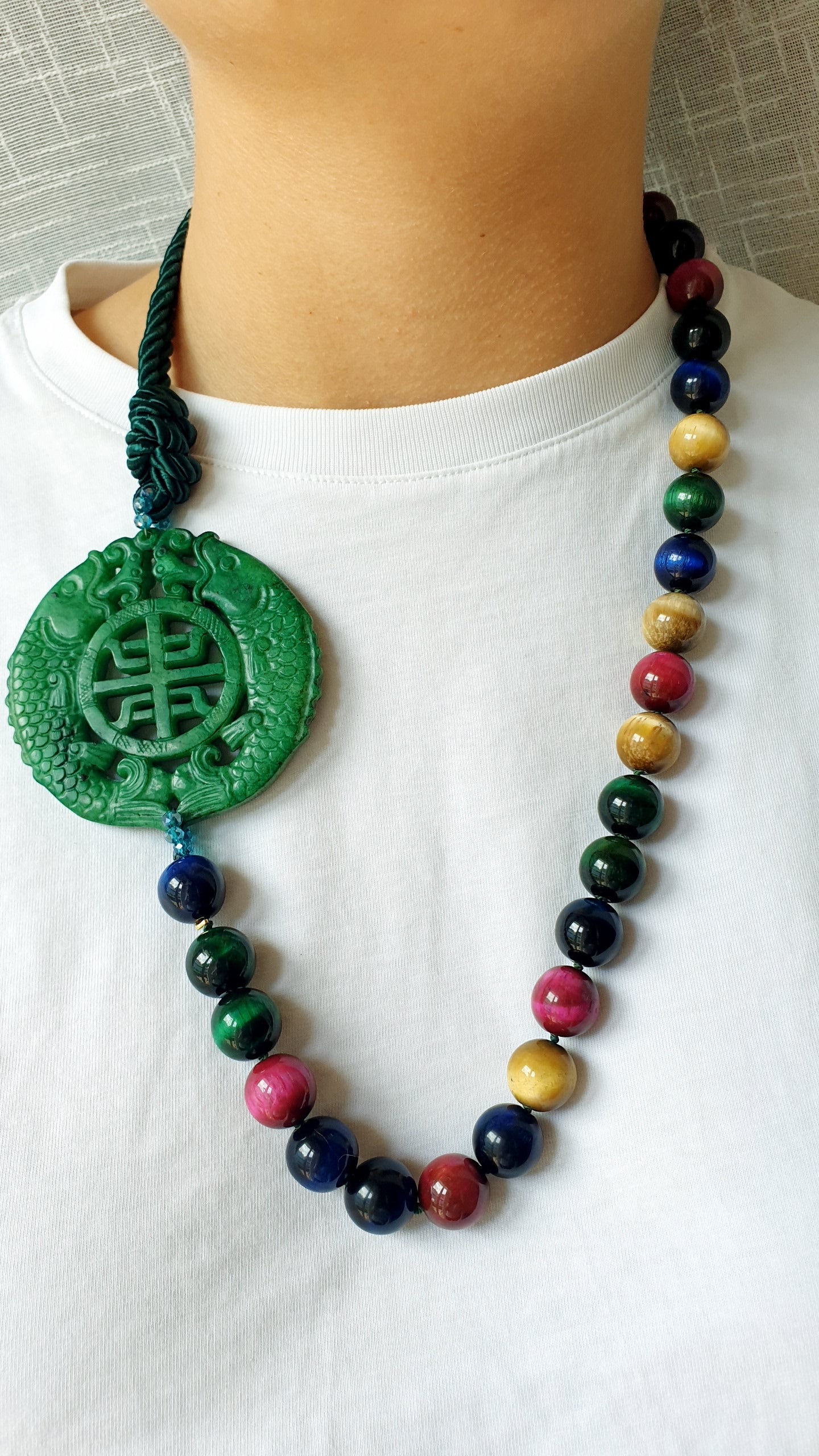 Collana lunga con occhio di gatto e giada