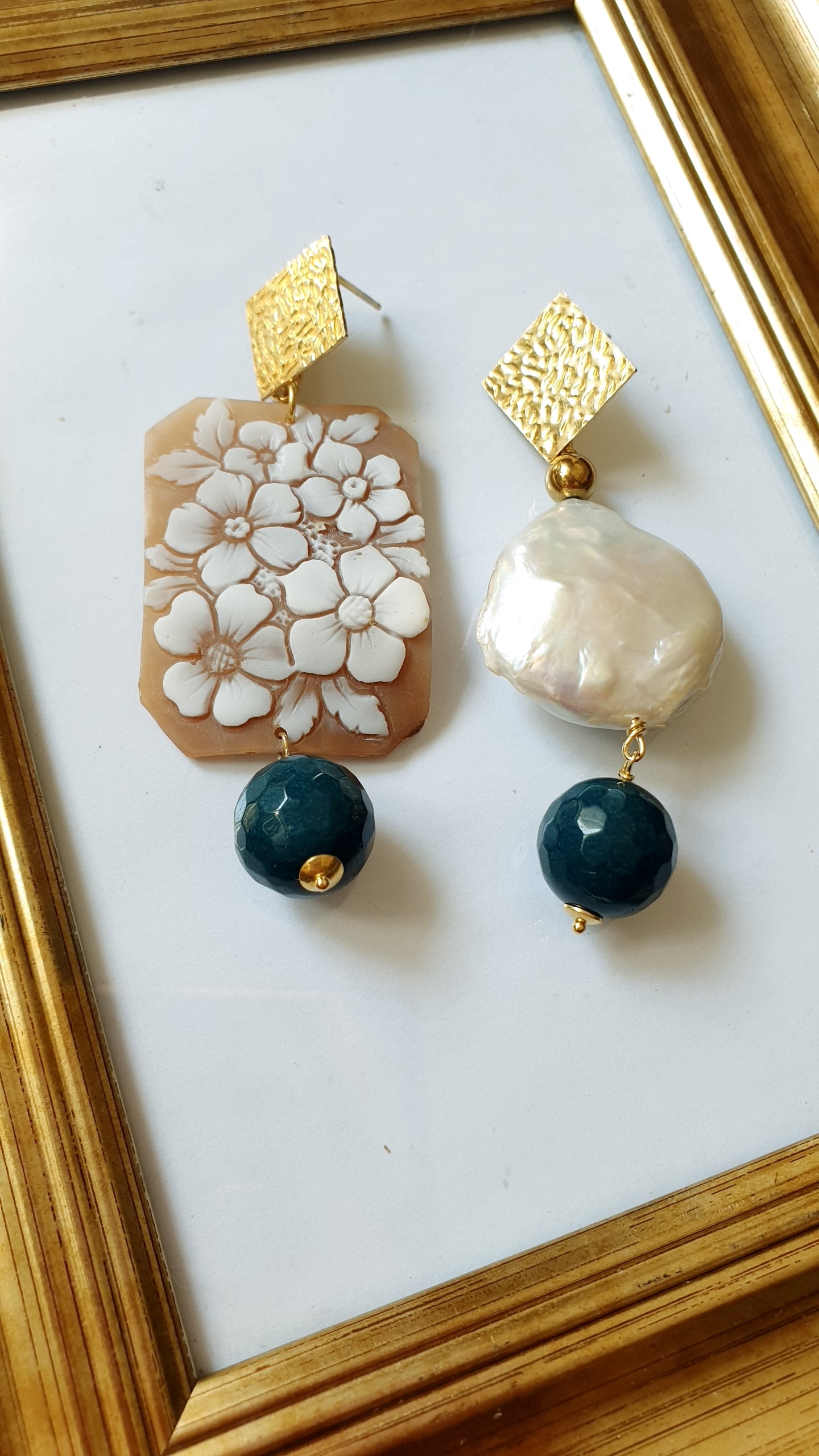 Orecchini asimmetrici  in argento con cammeo, perla, giada