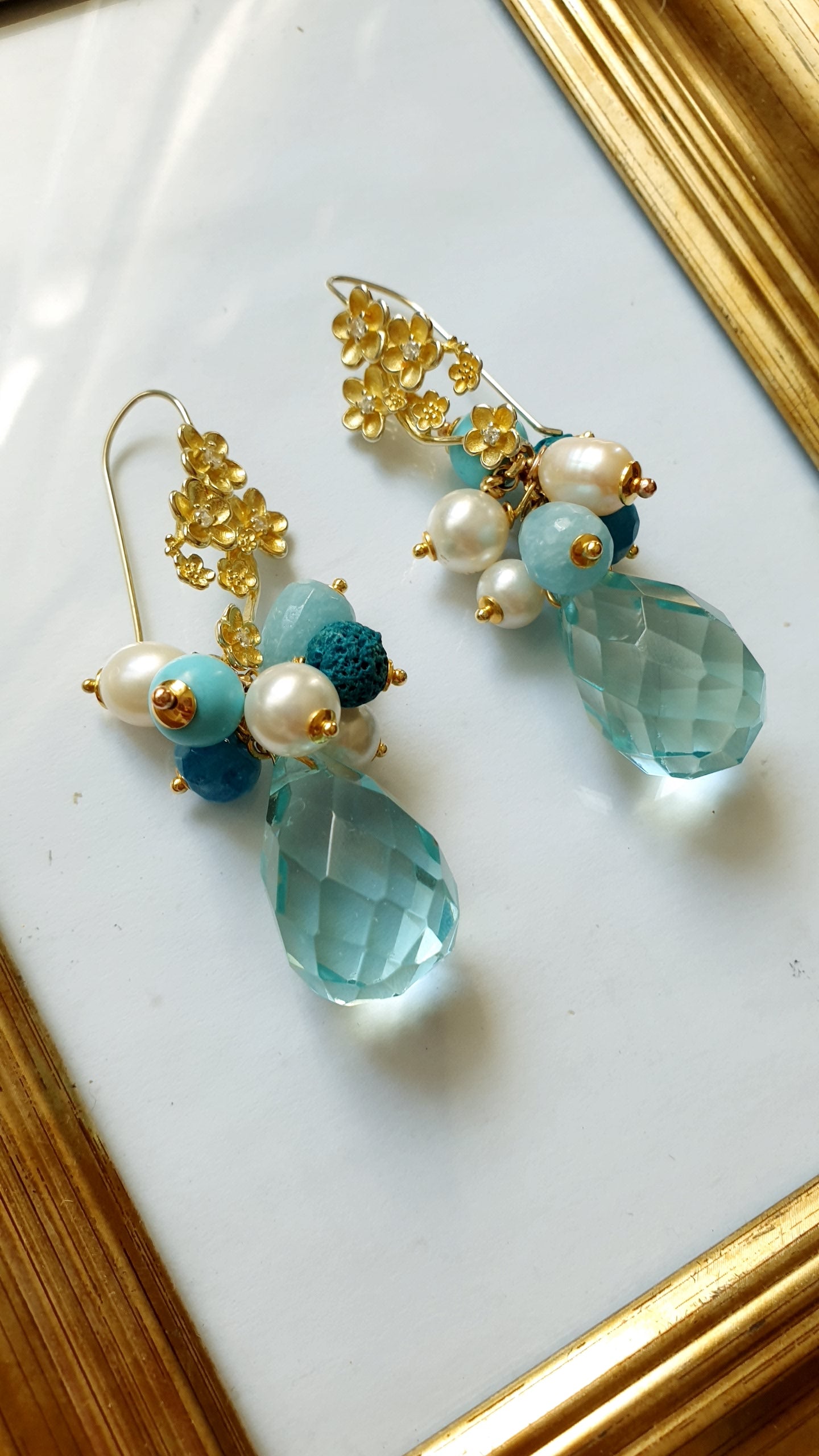 Orecchini in argento con ossidiana, perle, angelite, apatite.