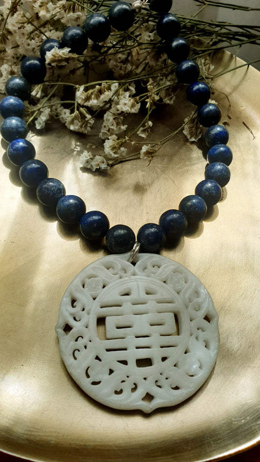 Collana in argento con lapislazzuli e giada intagliata