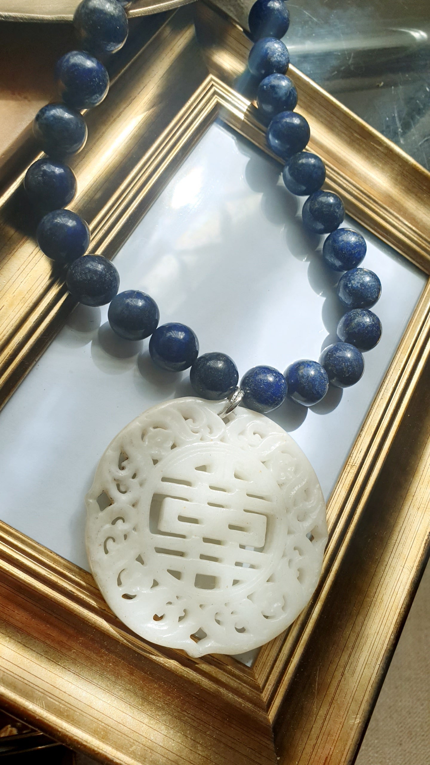 Collana in argento con lapislazzuli e giada intagliata