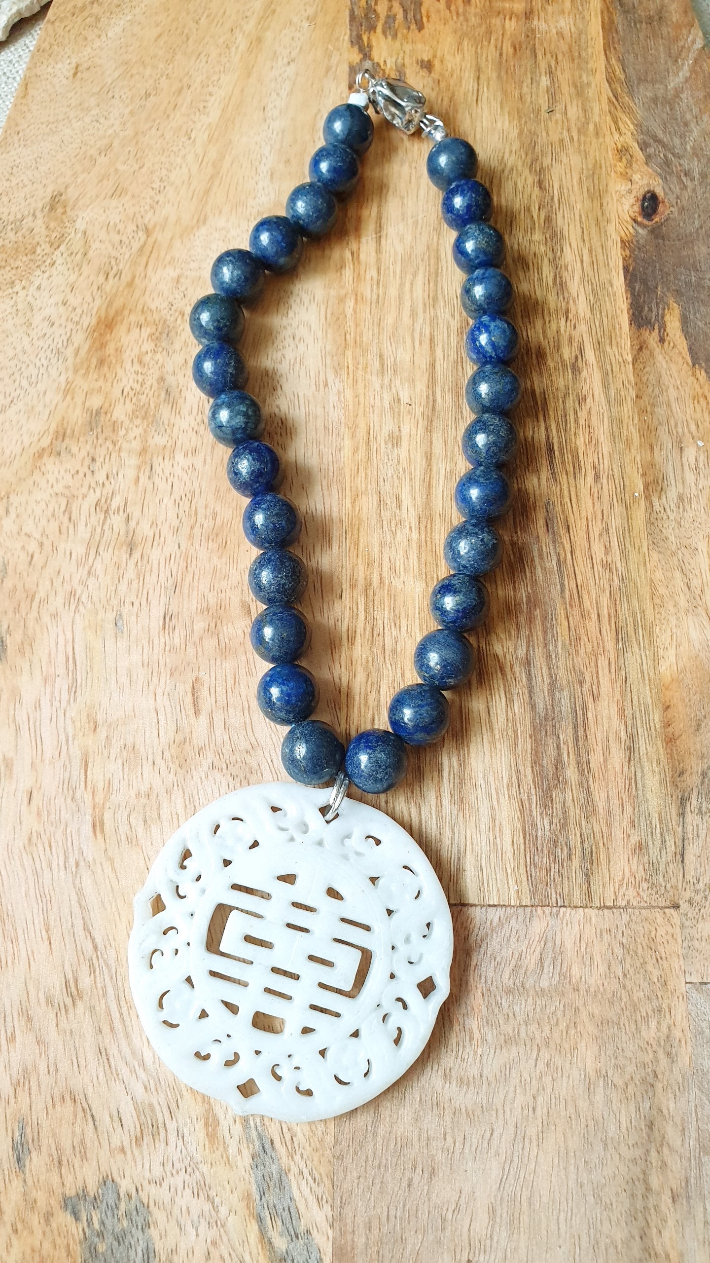 Collana in argento con lapislazzuli e giada intagliata