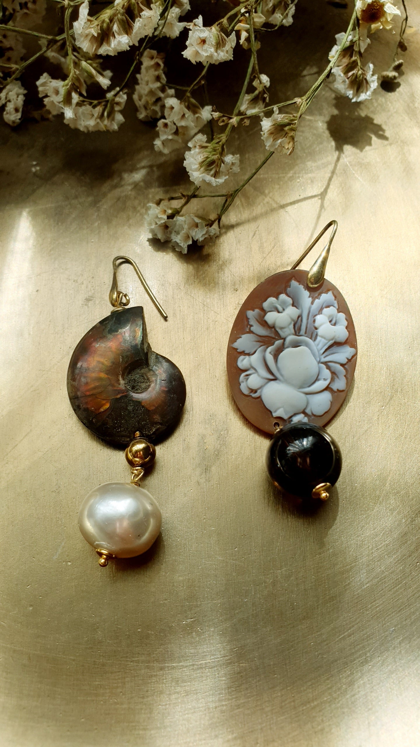 Orecchini in argento con cammeo, ammonite, pietre.