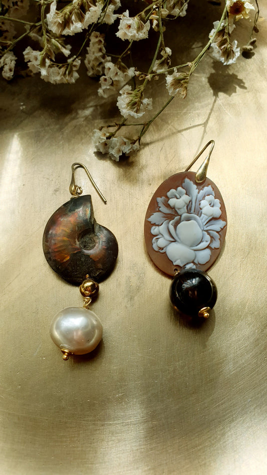 Orecchini in argento con cammeo, ammonite, pietre.