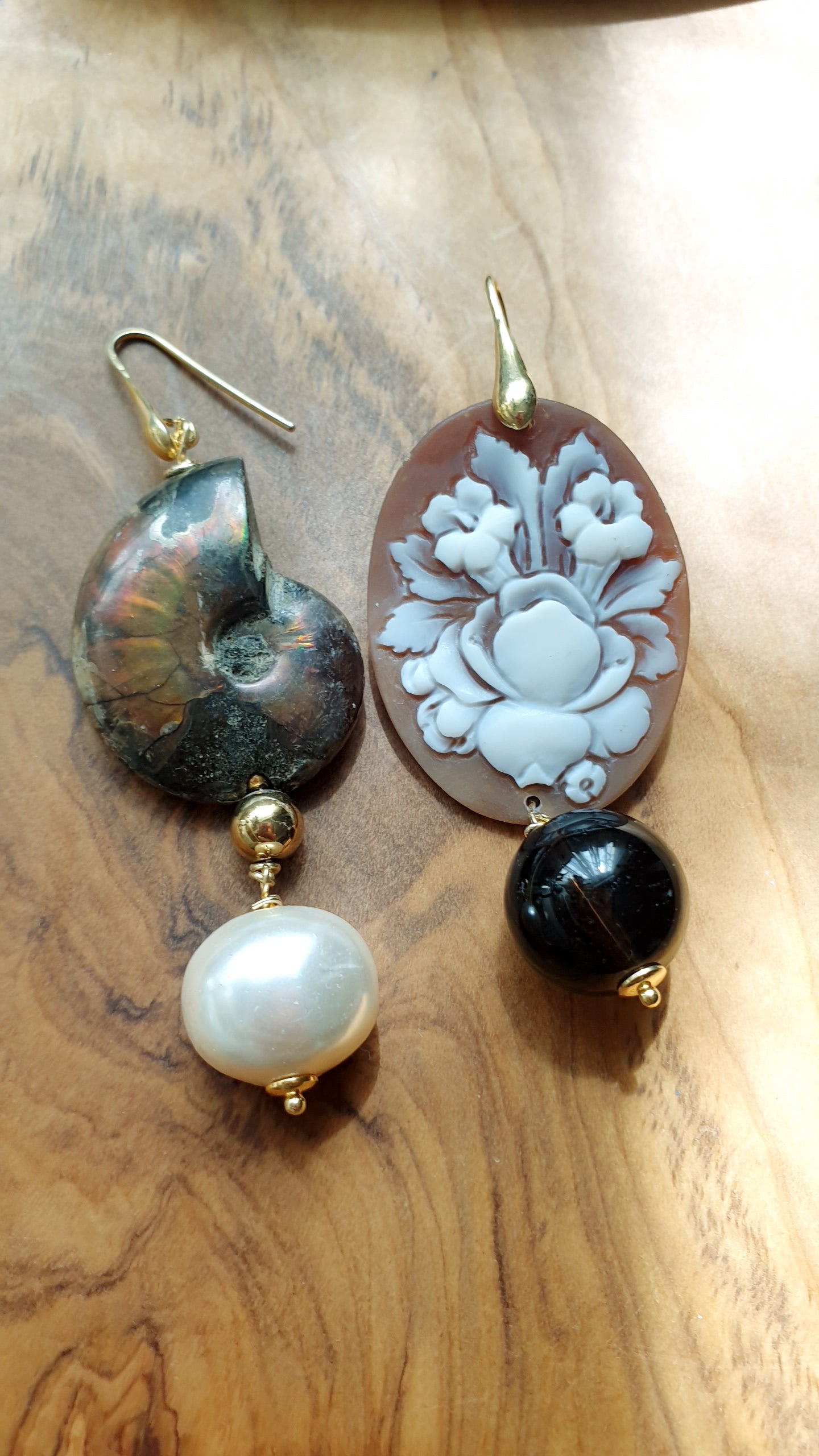 Orecchini in argento con cammeo, ammonite, pietre.