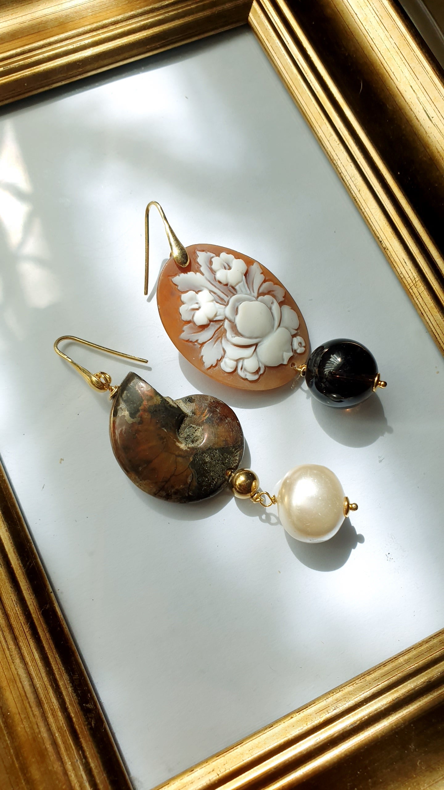 Orecchini in argento con cammeo, ammonite, pietre.