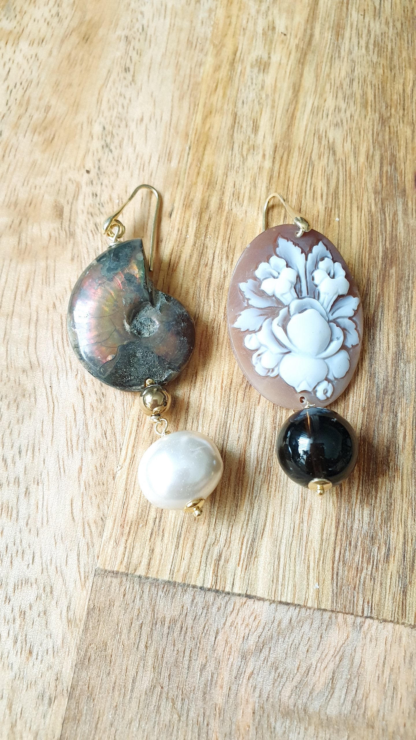 Orecchini in argento con cammeo, ammonite, pietre.