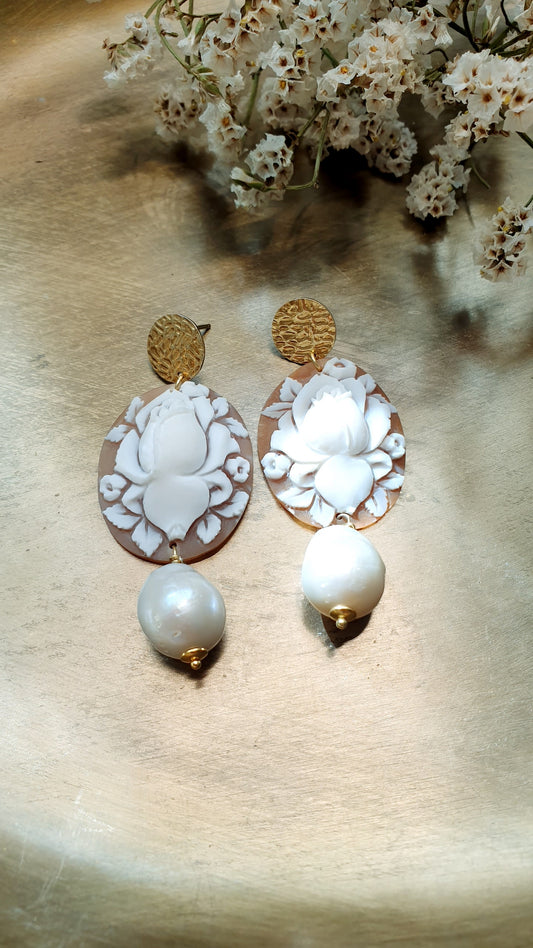 Orecchini in argento con cammei e perle barocche.