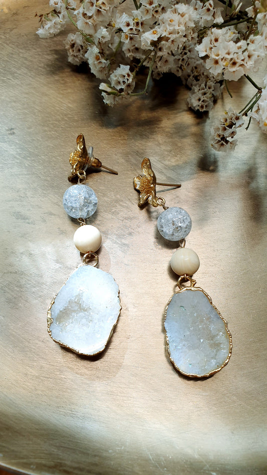 Orecchini in ottone con druse di agata, quarzo bianco e resina