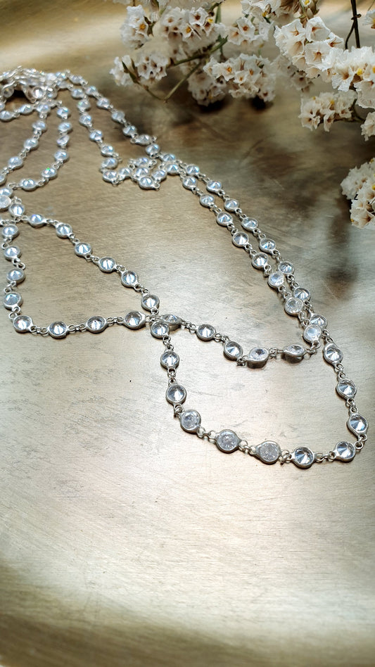 Lunga collana in argento con zirconi