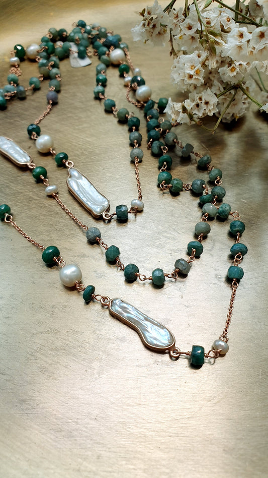 Lunga collana in argento rosato non radice di smeraldo, avventurina, madreperle