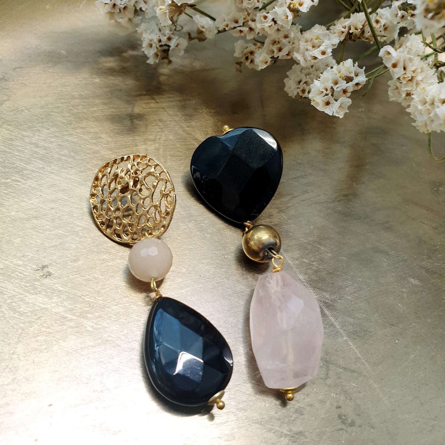 Orecchini diversi con onice e quarzo rosa