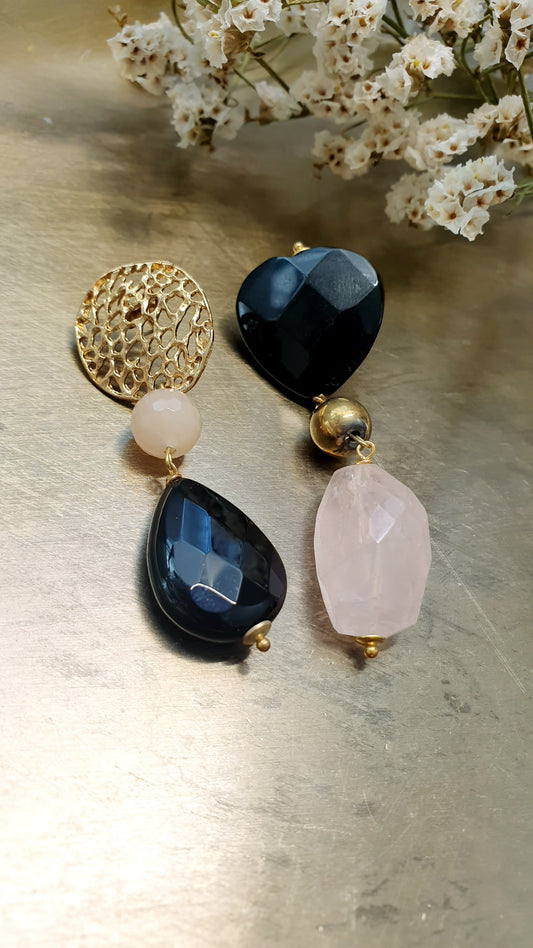 Orecchini diversi con onice e quarzo rosa