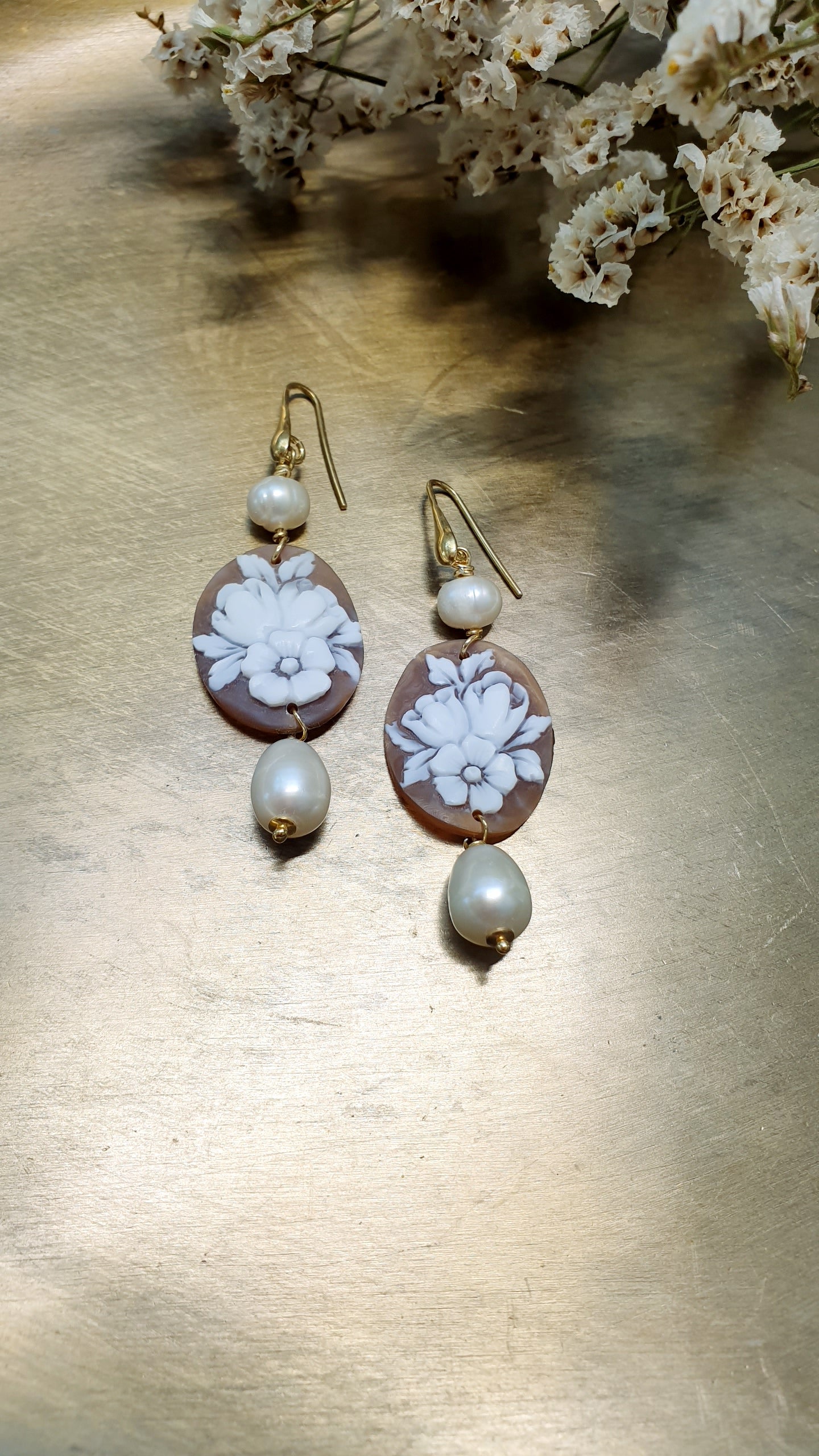 Orecchini in argento con cammeo floreale e perle