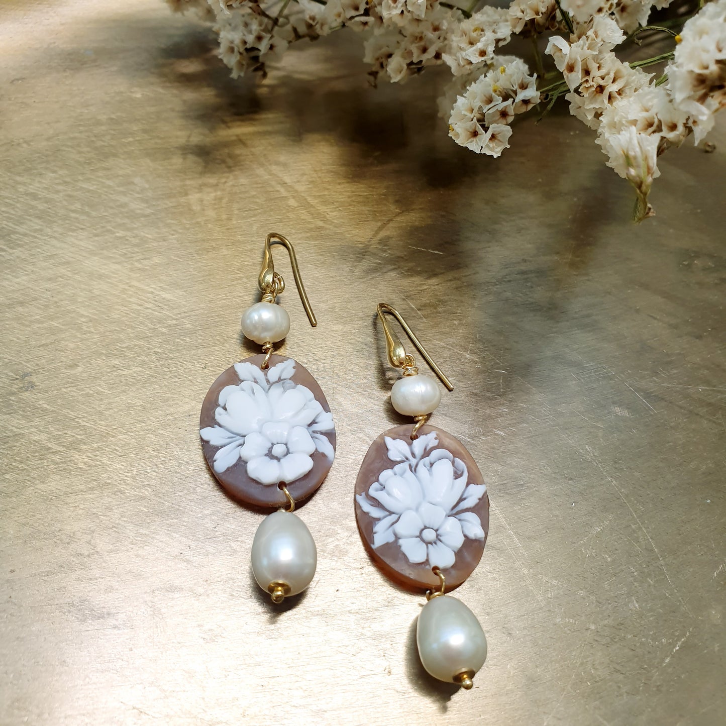 Orecchini in argento con cammeo floreale e perle