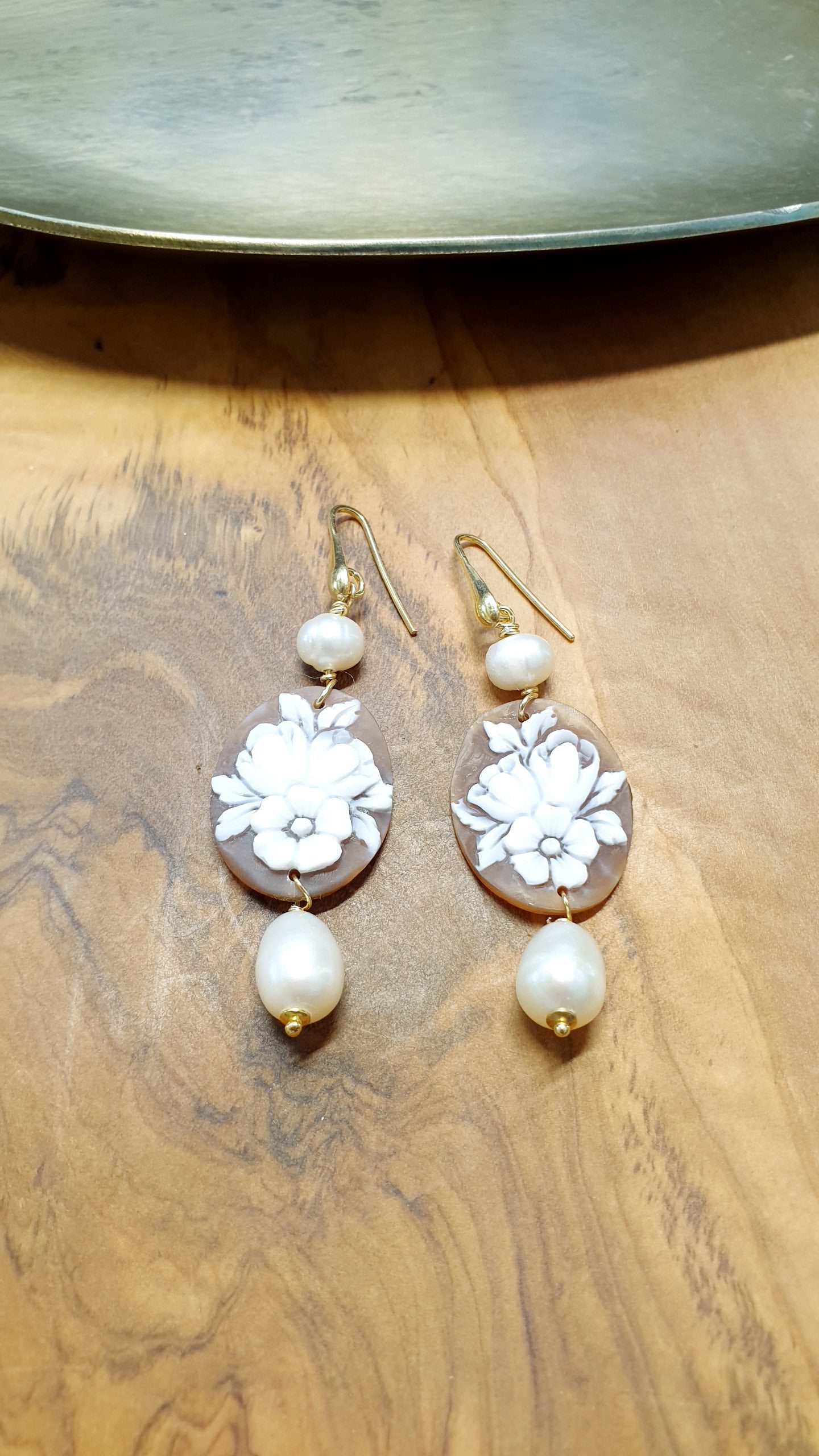 Orecchini in argento con cammeo floreale e perle