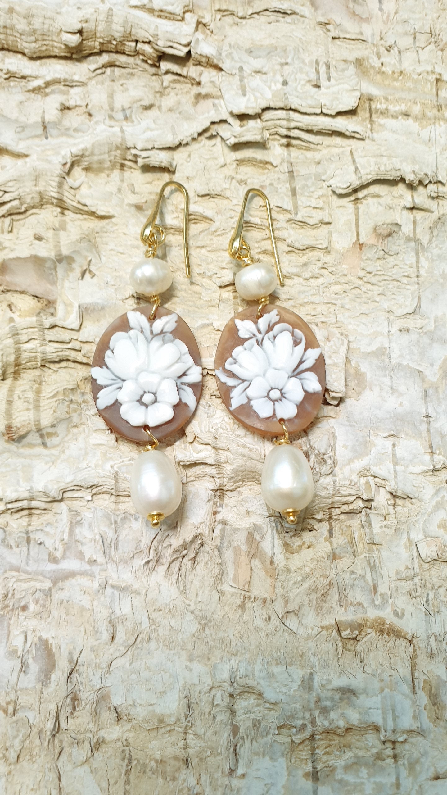 Orecchini in argento con cammeo floreale e perle