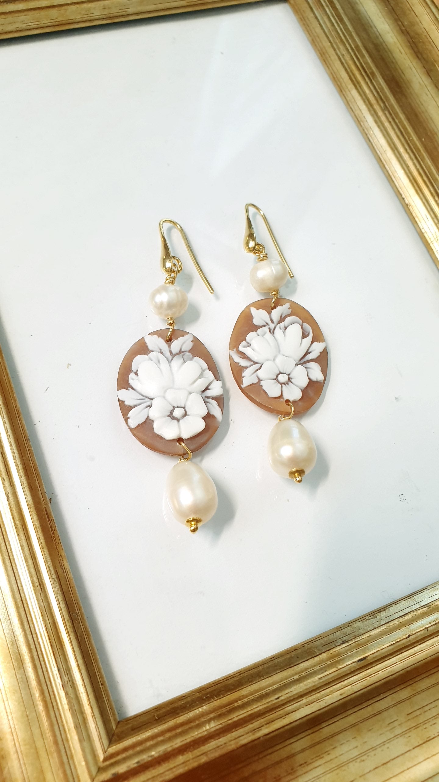 Orecchini in argento con cammeo floreale e perle