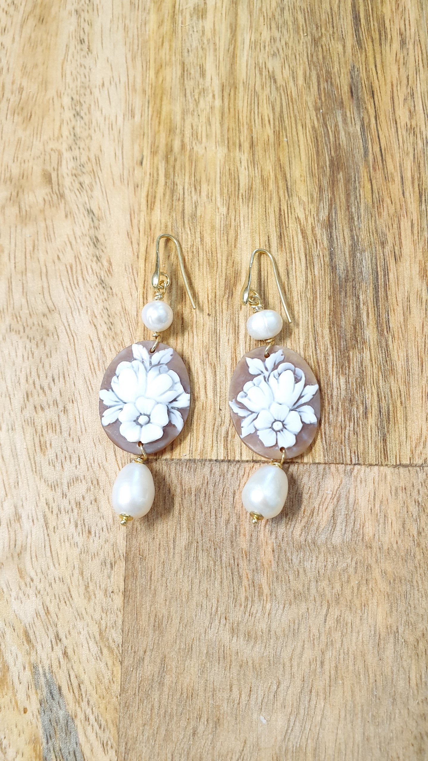 Orecchini in argento con cammeo floreale e perle