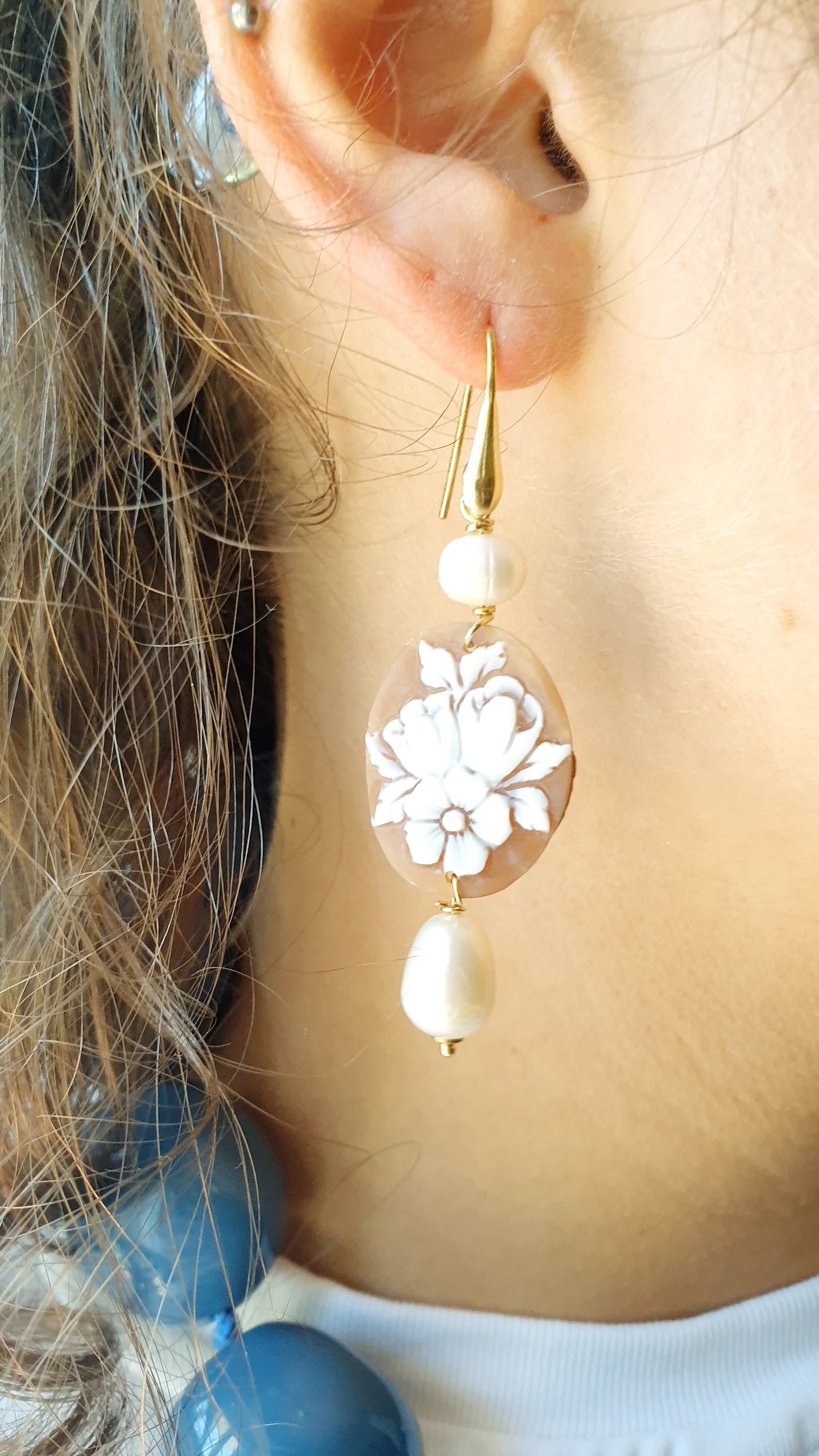 Orecchini in argento con cammeo floreale e perle