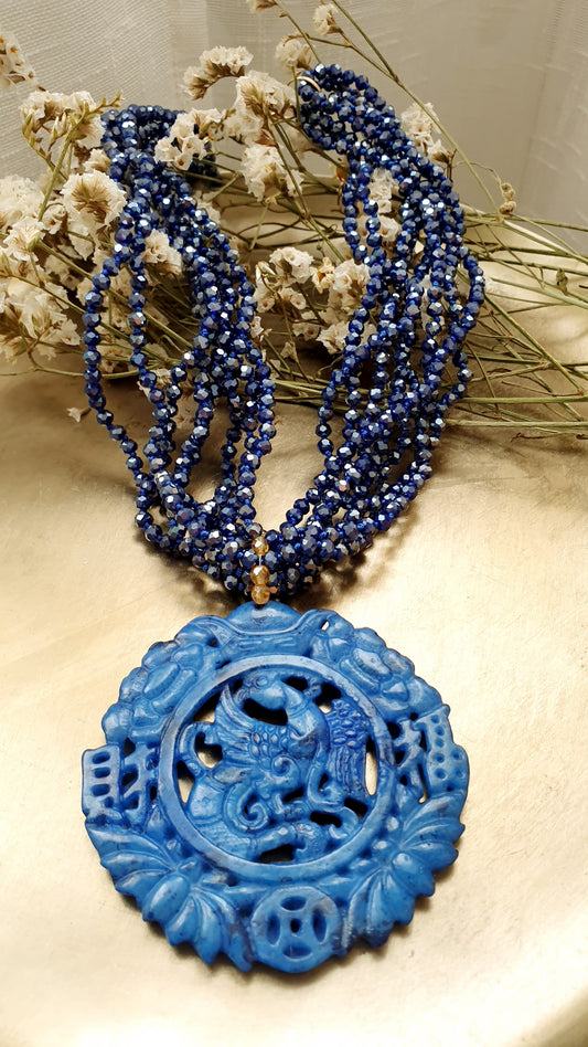 Collana con giada intagliata e cristallini.
