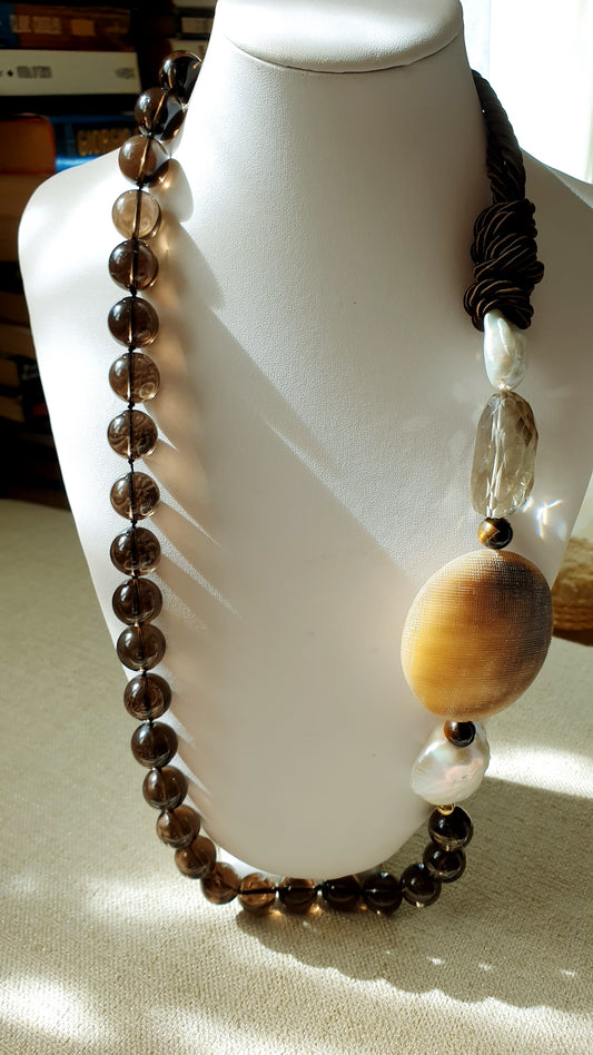 Splendida collana lunga  a sfere di quarzo fumo, perle barocche,corno.