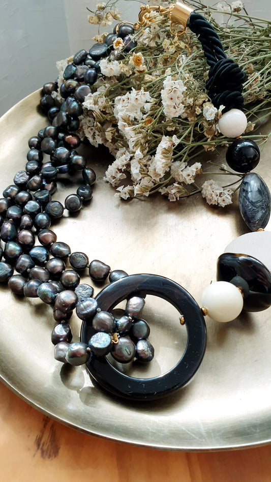 Collana in seta con perle fumo, onice, agate, quarzo tormalinato