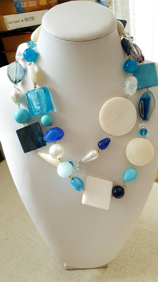 Lunga collana  con quarzi, perle, aulite, angelite, madreperle, agate, acquamarina, ceramica
