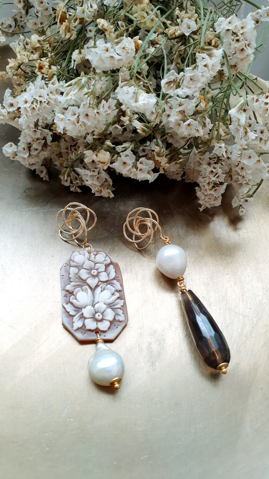 Orecchini in ottone con cammeo, fume e perle.