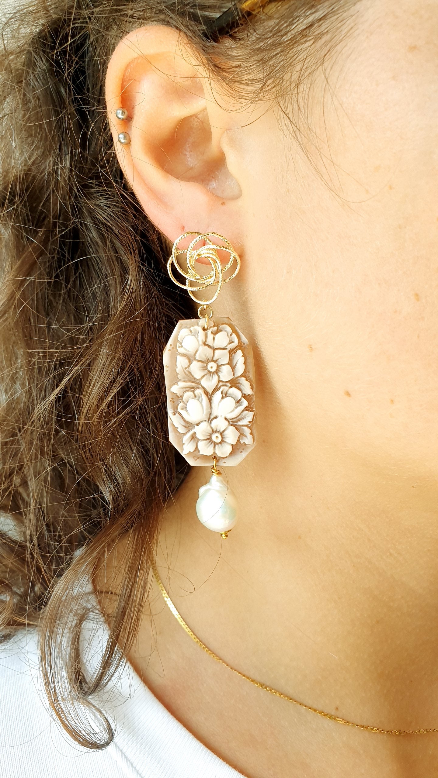Orecchini in ottone con cammeo, fume e perle.