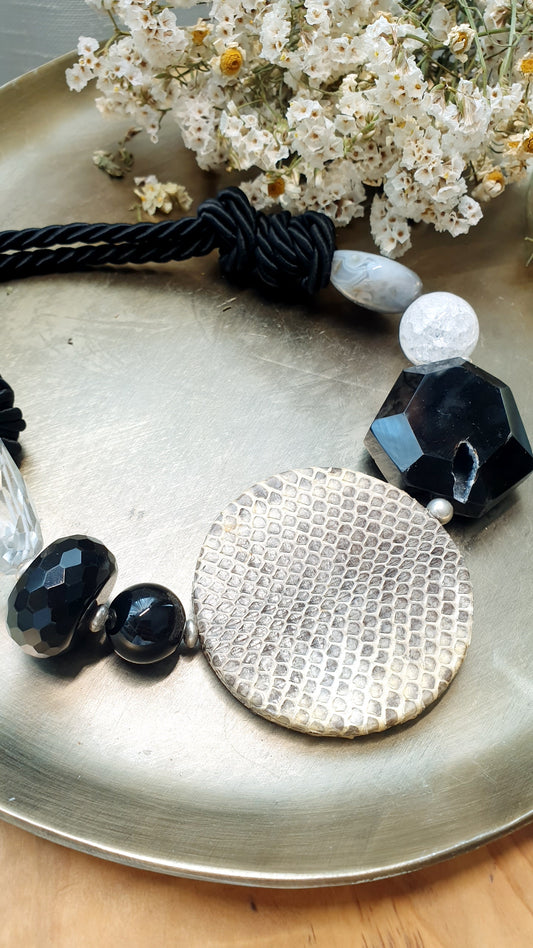 Girocollo in seta con onice, quarzi, agate
