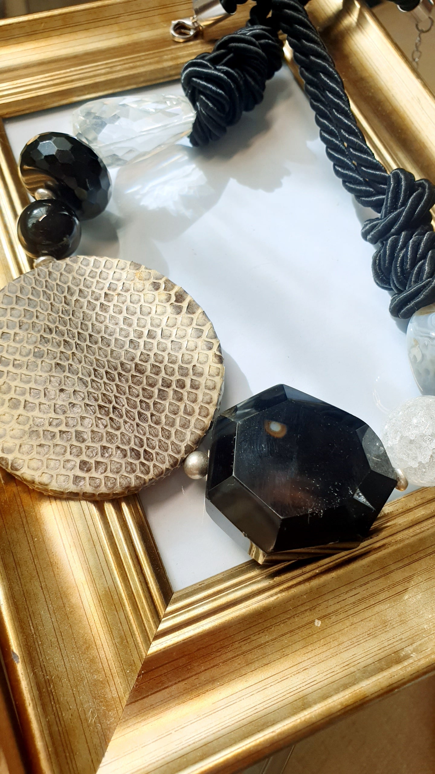 Girocollo in seta con onice, quarzi, agate