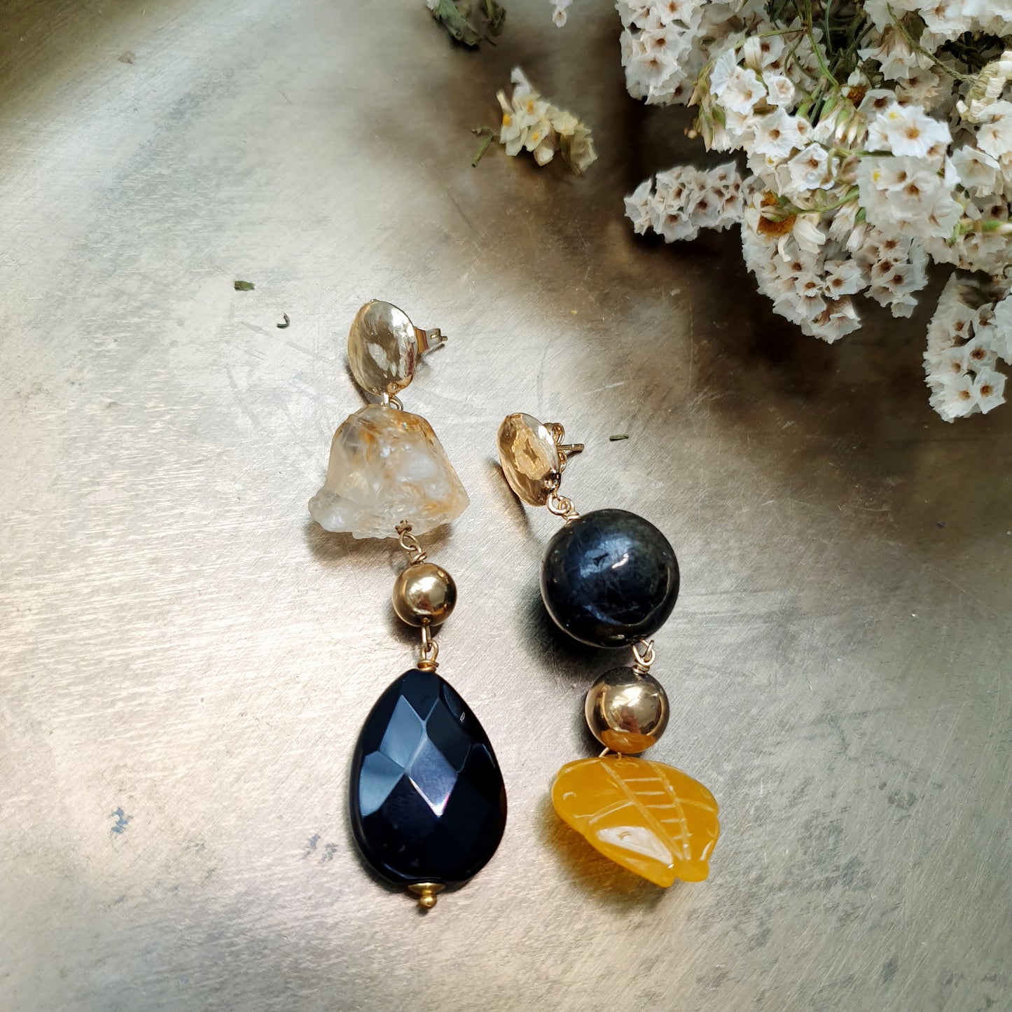 Orecchini in ottone con onice, labradorite nera, giada, citrino