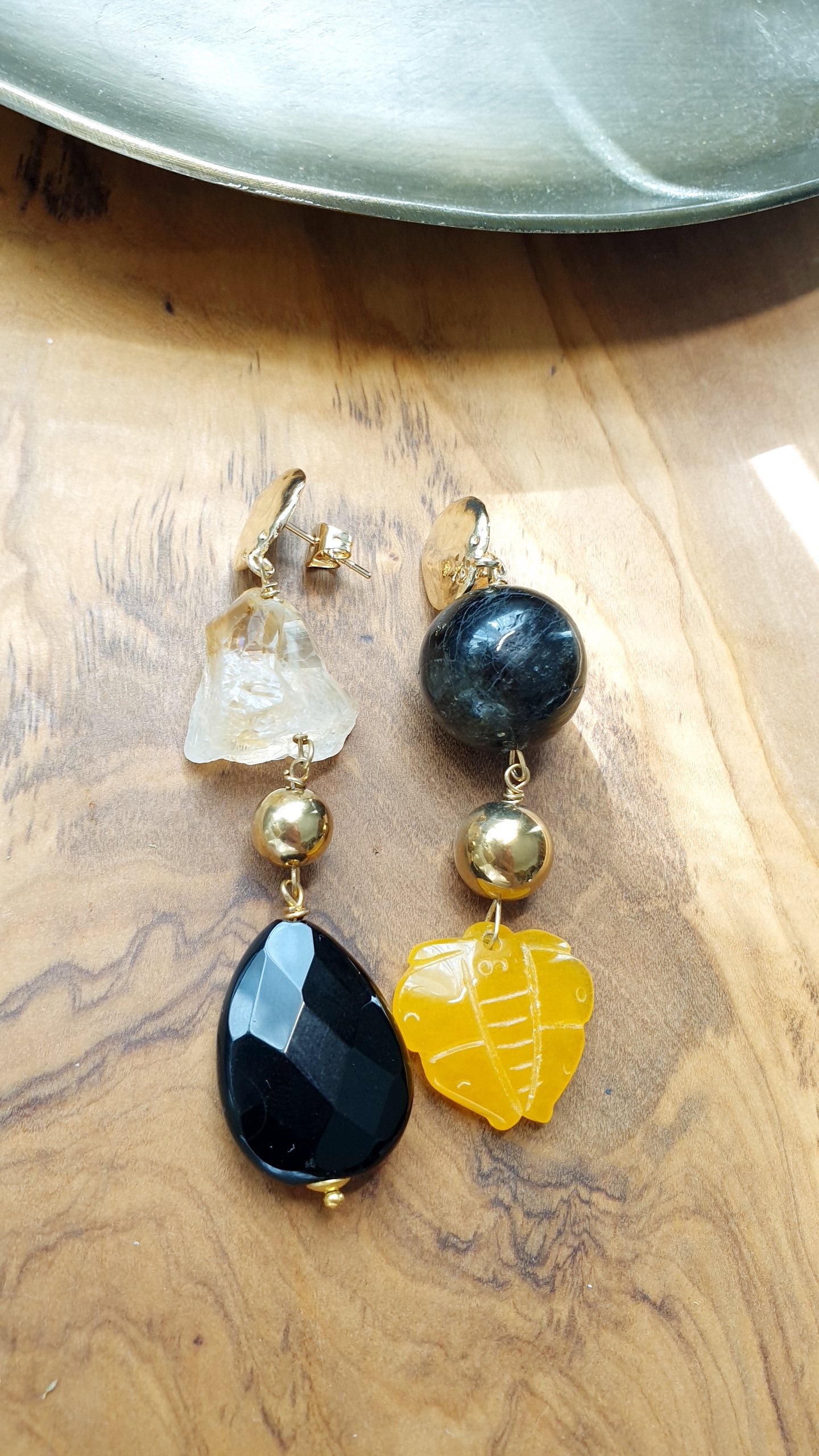 Orecchini in ottone con onice, labradorite nera, giada, citrino