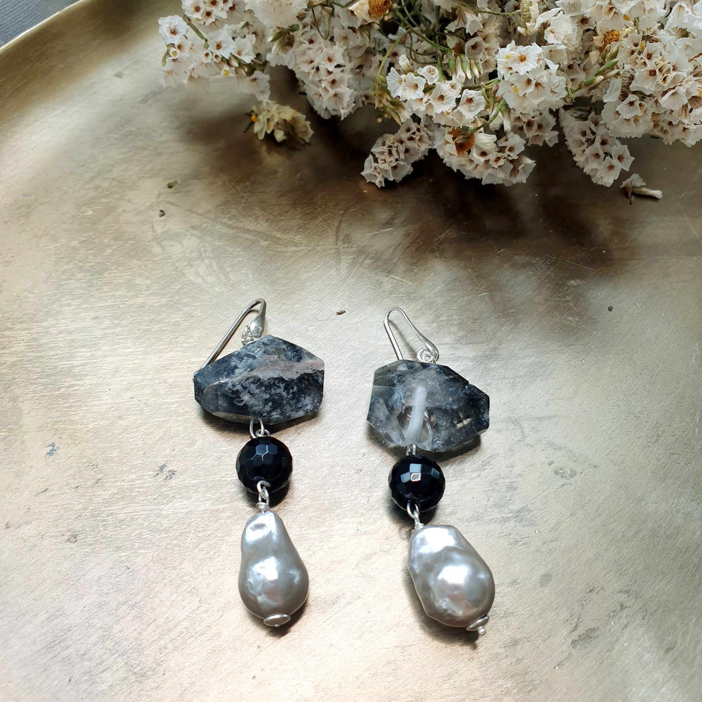 Orecchini in argento con quarzo tormalinato, onice, perle