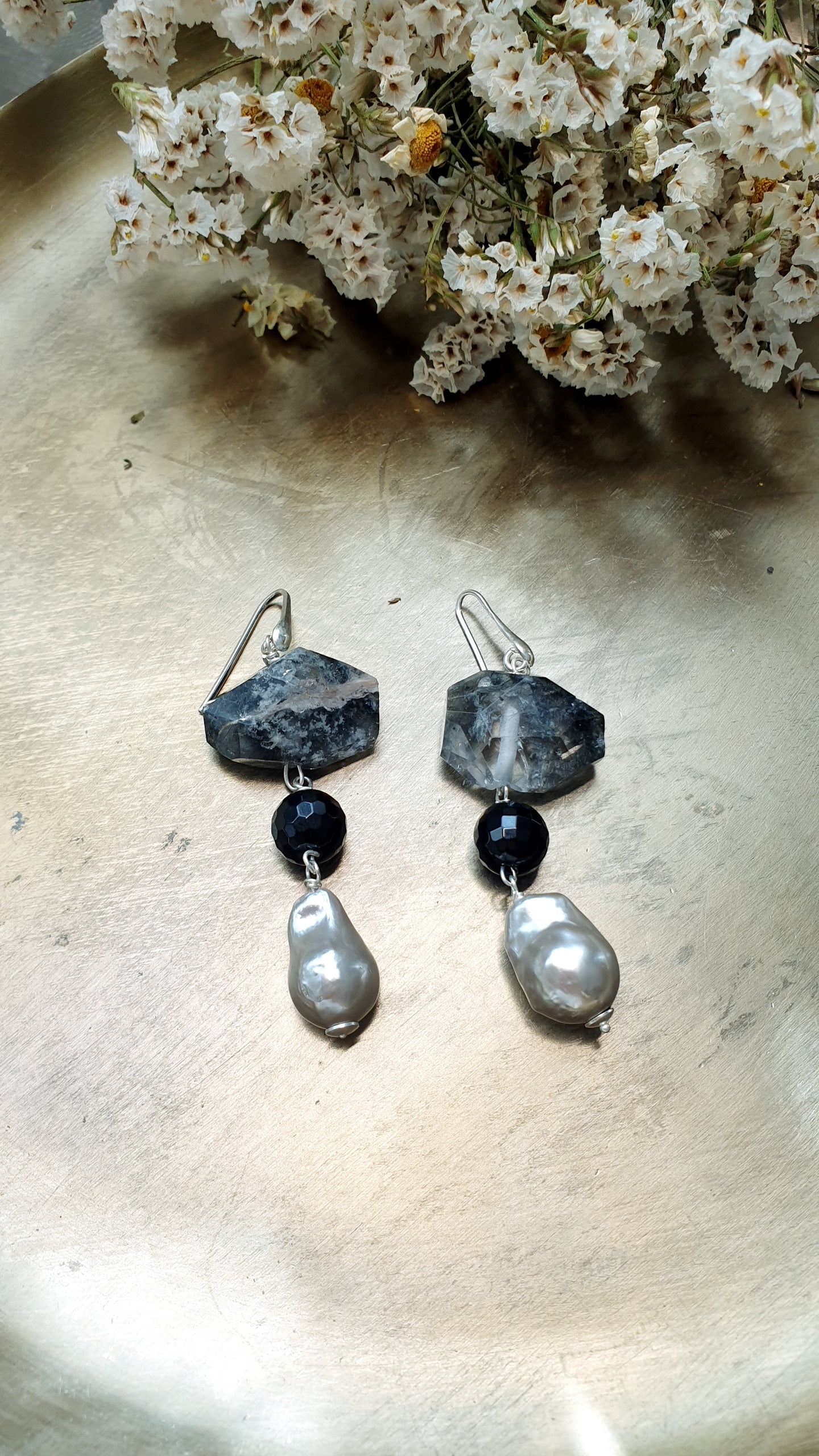 Orecchini in argento con quarzo tormalinato, onice, perle