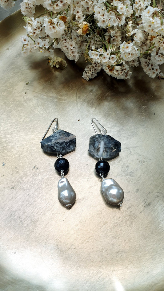 Orecchini in argento con quarzo tormalinato, onice, perle