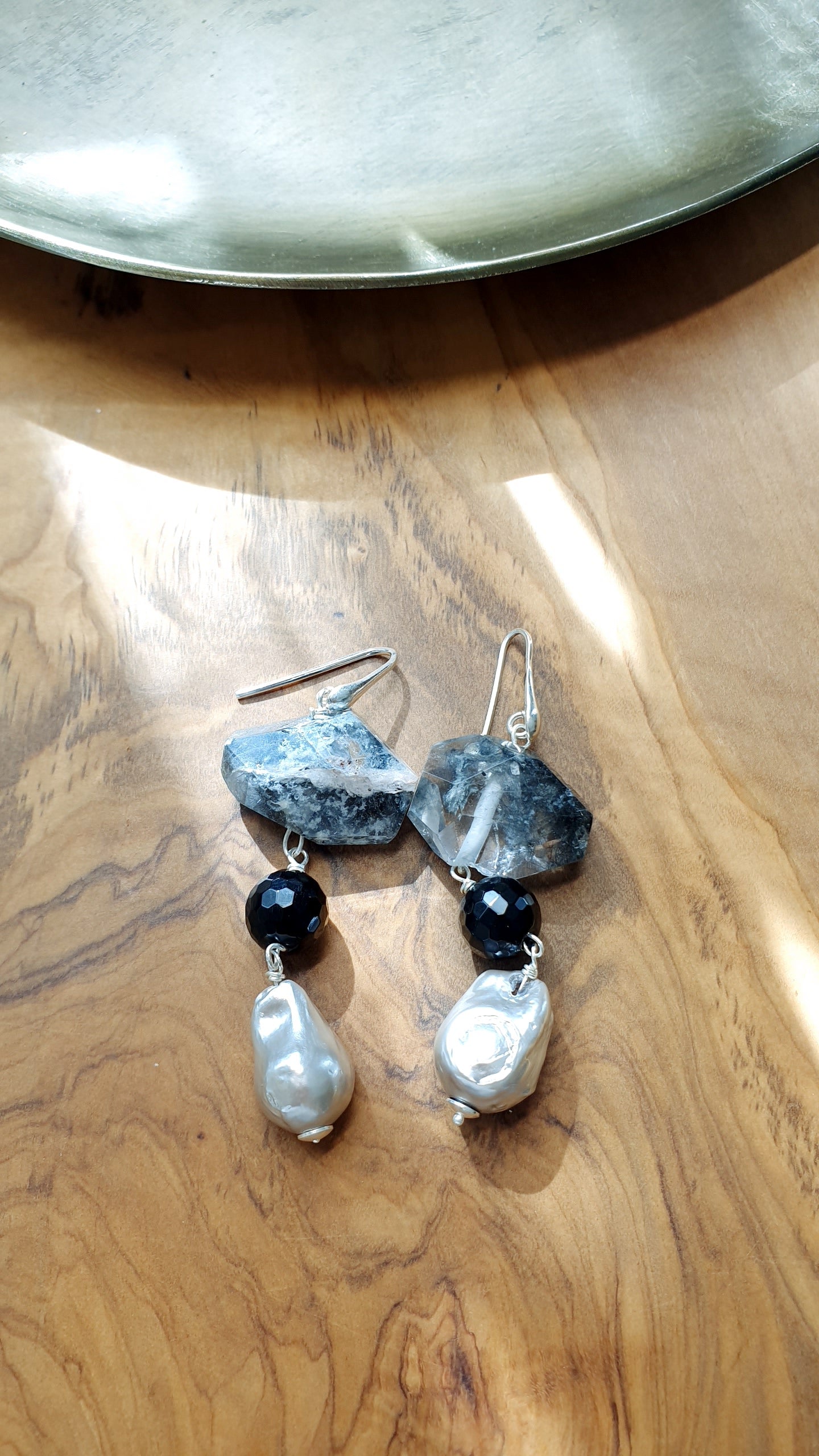 Orecchini in argento con quarzo tormalinato, onice, perle