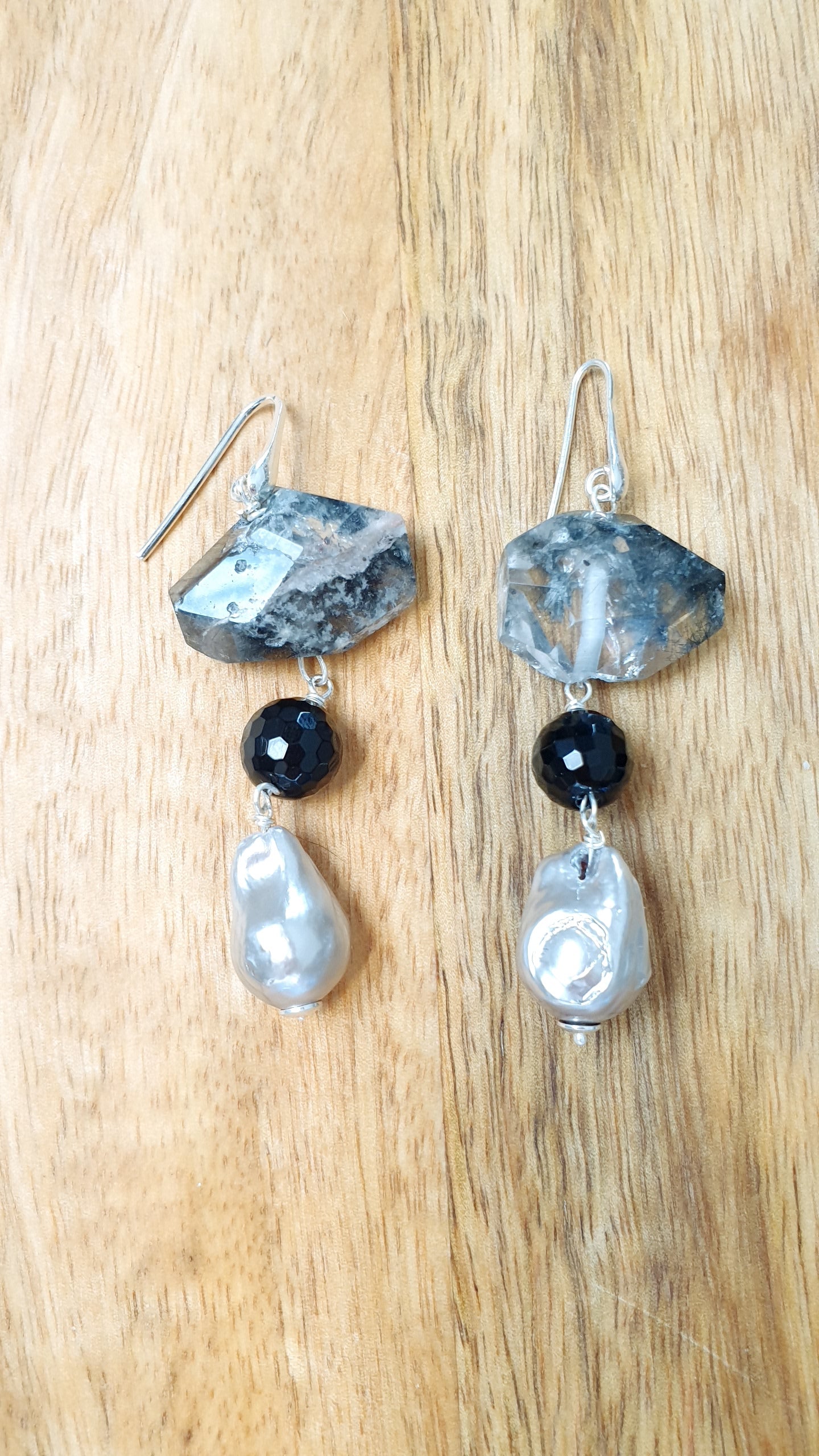 Orecchini in argento con quarzo tormalinato, onice, perle