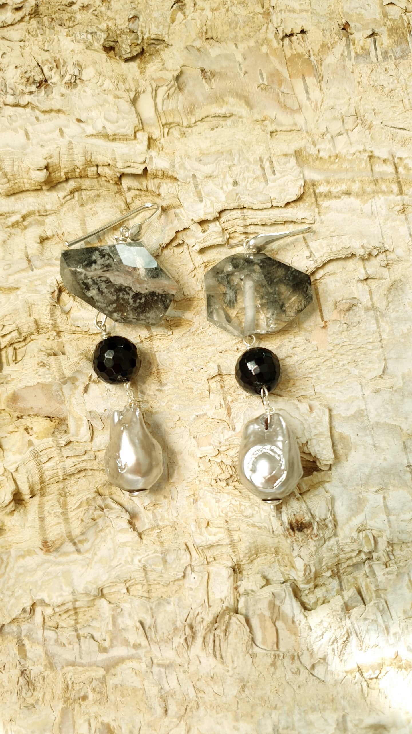 Orecchini in argento con quarzo tormalinato, onice, perle